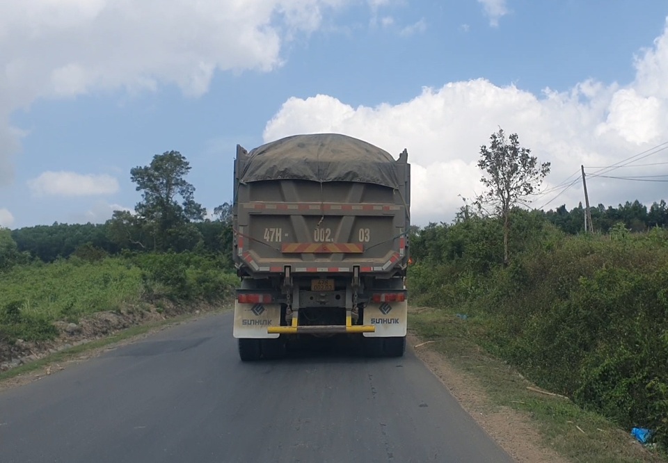 Bài 2: Cát lậu ùn ùn chở ra ngoài, chính quyền nói chưa nghe - 1