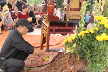Gia đình làm lễ cầu siêu cho nạn nhân vụ Cát Tường
