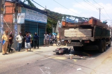 Tránh xe tải, bị xe ben ép chết