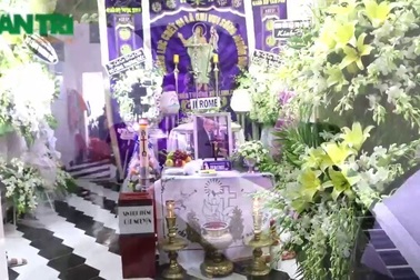 Đàm Vĩnh Hưng xin lỗi trước linh cữu nhạc sĩ Nguyễn Ánh 9