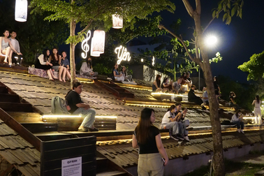 Quán cà phê "kê đơn" cho nỗi buồn, cho khách ngồi trên mái nhà nghe nhạc