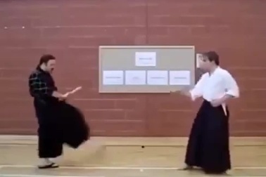 Kiếm sĩ tung "tuyệt chiêu" không ai ngờ đến