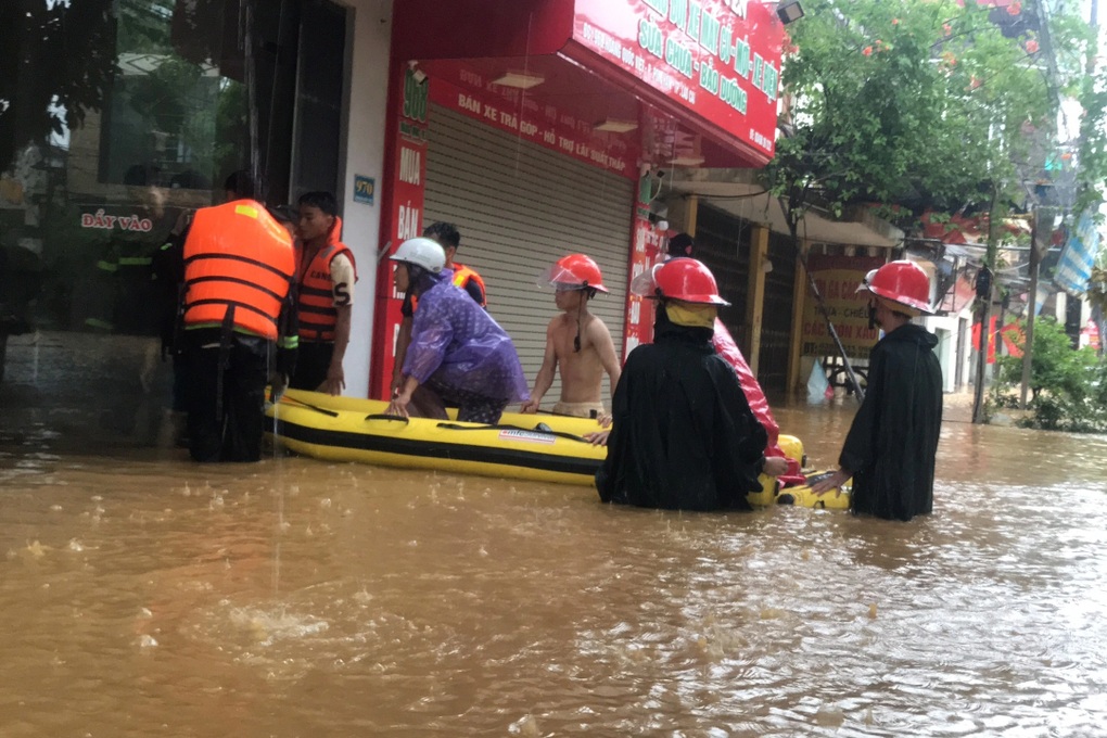 Cảnh sát giải cứu cụ bà 80 tuổi và sản phụ mắc kẹt trong trận ngập lụt - 1