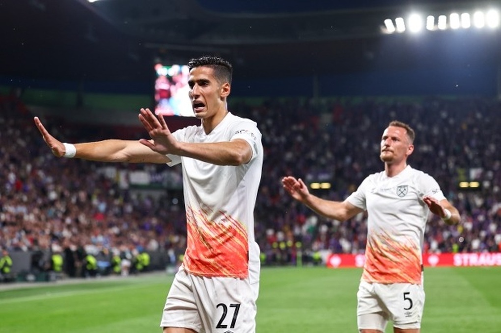 Đội trưởng Fiorentina bị CĐV ném chảy máu đầu ở chung kết Conference League - 7 Đội trưởng Fiorentina bị CĐV ném chảy máu đầu ở chung kết Conference League - 7