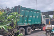 Cha gào khóc ôm thi thể con trai 6 tuổi tử vong do xe chở rác tông