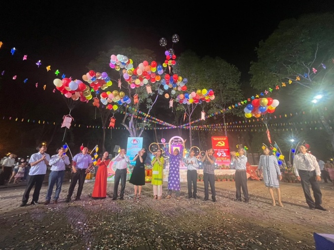 Các đại biểu thả bong bóng thơ.