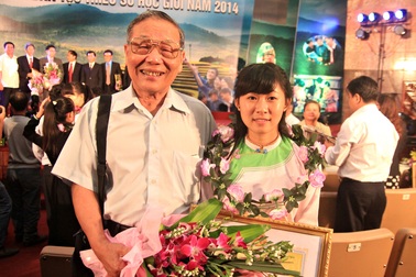 Cô bé dân tộc Giấy bán giá đỗ giữa chợ đạt giải Văn toàn quốc