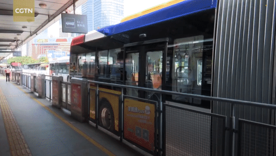 Trung Quốc trình làng mẫu xe bus điện siêu dài tới 18 m - 1 Trung Quốc trình làng mẫu xe bus điện siêu dài tới 18 m - 1