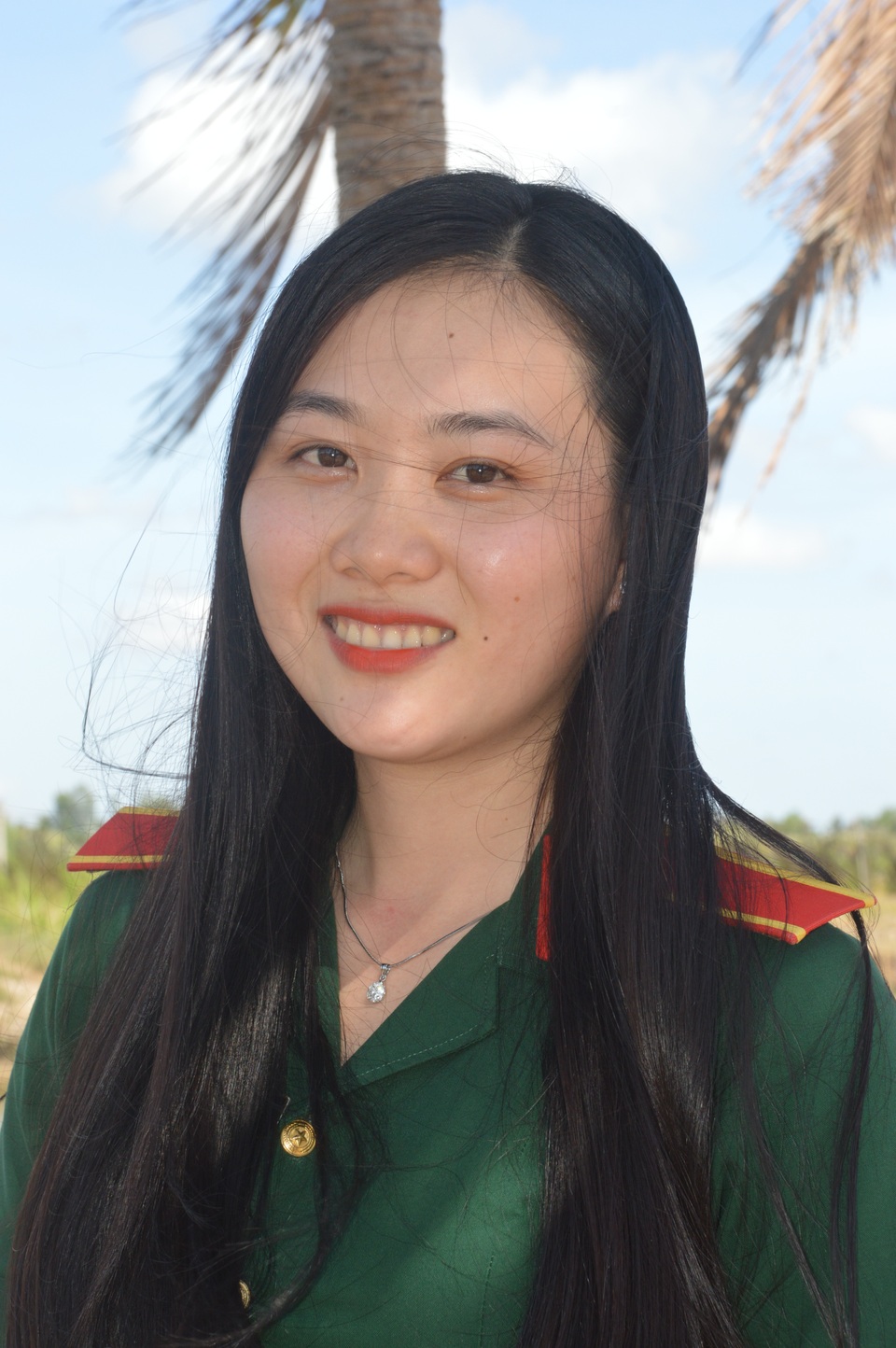 Tốt nghiệp ĐH, CĐ, hai bóng hồng tình nguyện làm đơn nhập ngũ - 1 Tốt nghiệp ĐH, CĐ, hai bóng hồng tình nguyện làm đơn nhập ngũ - 1