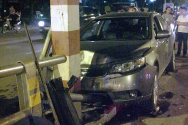 Hà Nội: Xế hộp lao lên thành cầu vượt lắp ghép