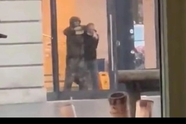 Tay súng tấn công Apple Store và bắt giữ nhiều con tin