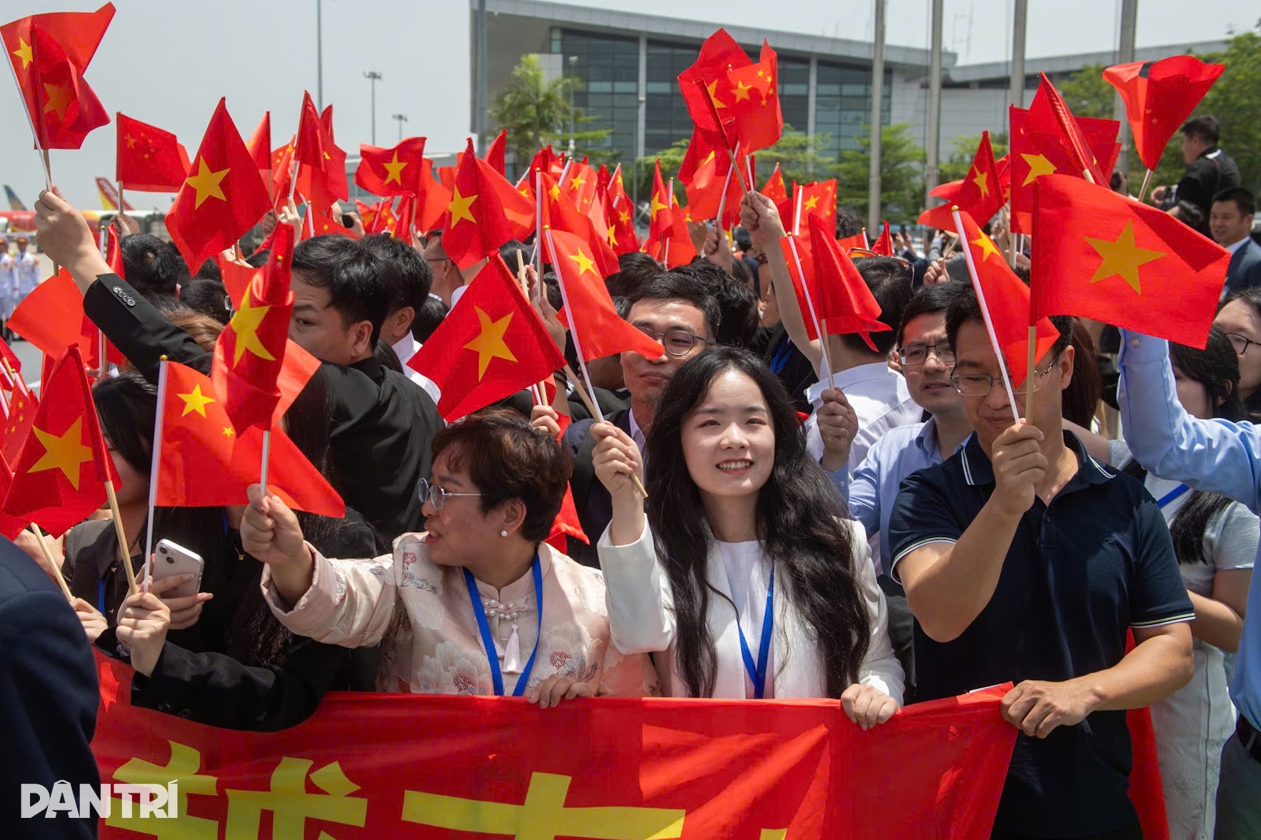 View - Chủ tịch nước Lương Cường đón Tổng Bí thư, Chủ tịch Trung Quốc Tập Cận Bình tại sân bay Nội Bài | Báo Dân trí