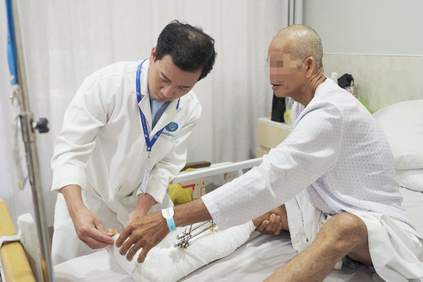 Bác sĩ Việt cứu bệnh nhân Campuchia bị máy cắt cỏ chém vào chân nguy kịch