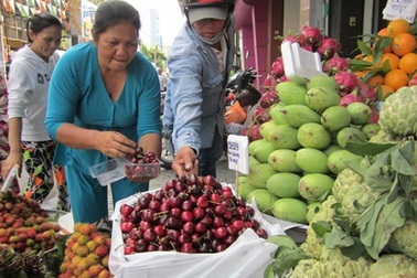 Trái cây, hoa tươi tăng giá vẫn đắt hàng