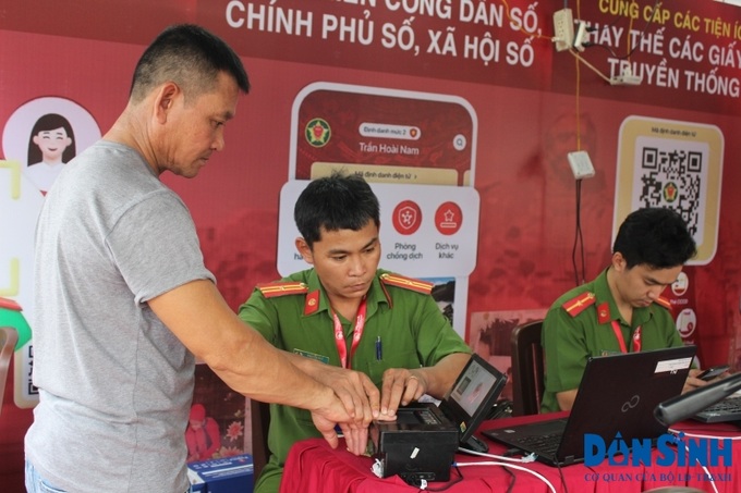 Tổ công tác của Công an tỉnh Quảng Nam hỗ trợ người dân xa quê làm căn cước tại Công viên văn hóa Đầm Sen (TP.HCM).