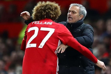 Ăn mừng bàn thắng, Fellaini chạy tới ôm chầm Mourinho