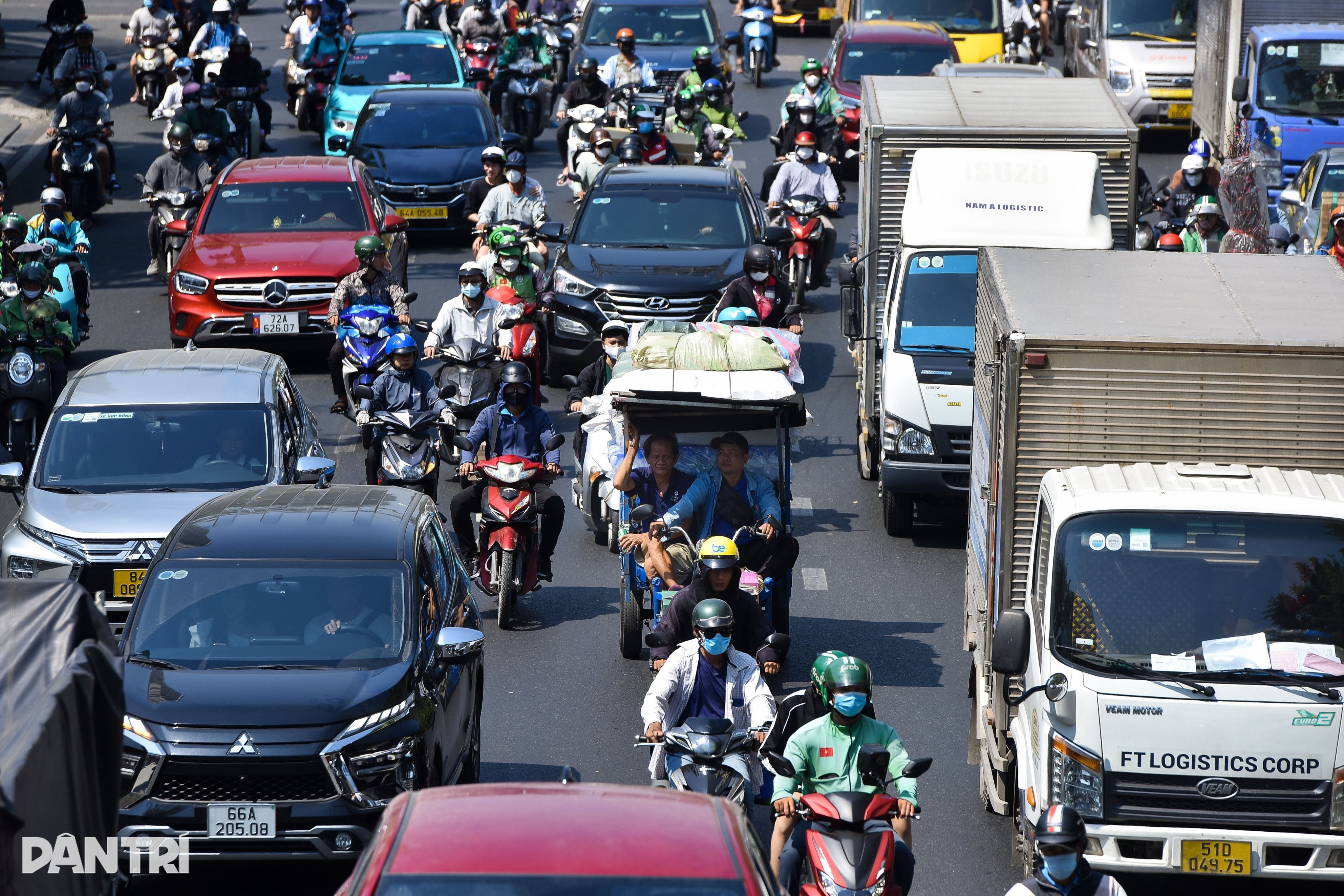 Người dân về quê ăn Tết sớm, sân bay Tân Sơn Nhất, cửa ngõ TPHCM kẹt cứng - 12