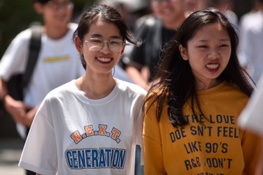 Thí sinh thở phào nhẹ nhõm kết thúc bài thi tổ hợp Khoa học tự nhiên