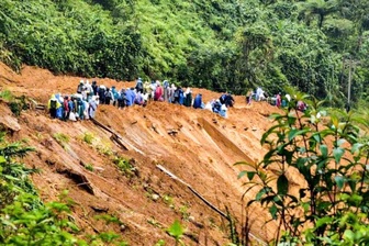 Người dân đi bộ 15km, vượt núi để mua nhu yếu phẩm vào vùng cô lập