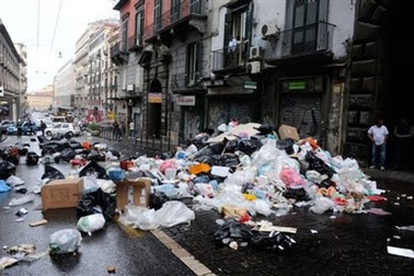 Thành phố Italia ngập trong 2.400 tấn rác