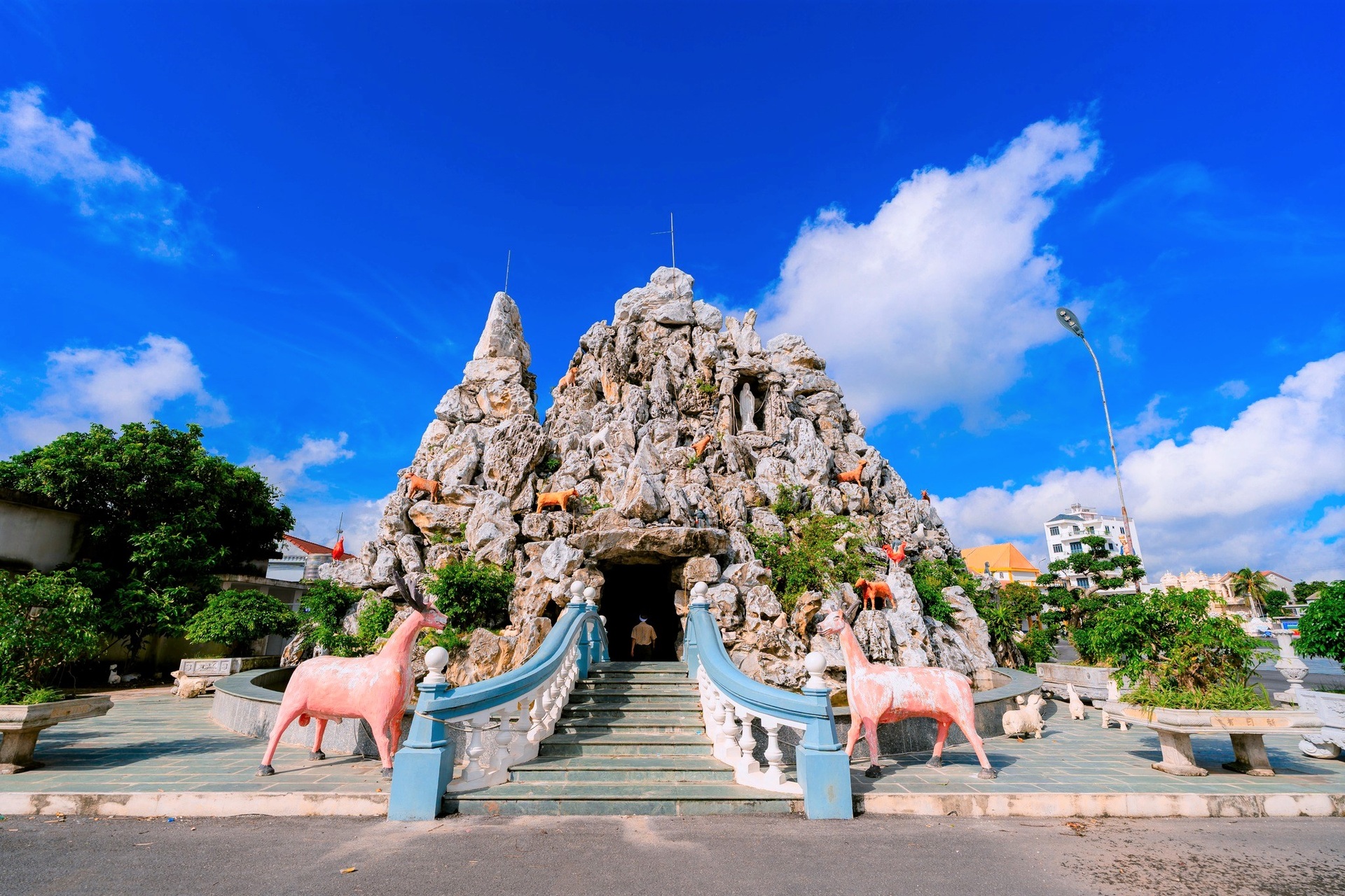 Chiêm ngắm thánh đường Công giáo lớn nhất Việt Nam - 9 Chiêm ngắm thánh đường Công giáo lớn nhất Việt Nam - 9