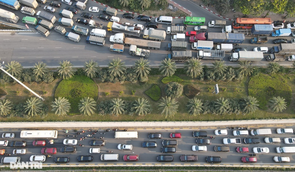 Đường Hà Nội ùn tắc kéo dài từ trên cao xuống dưới thấp chiều cuối năm - 5