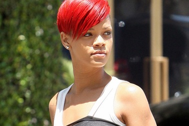 Rihanna nhuộm tóc đỏ đón hè