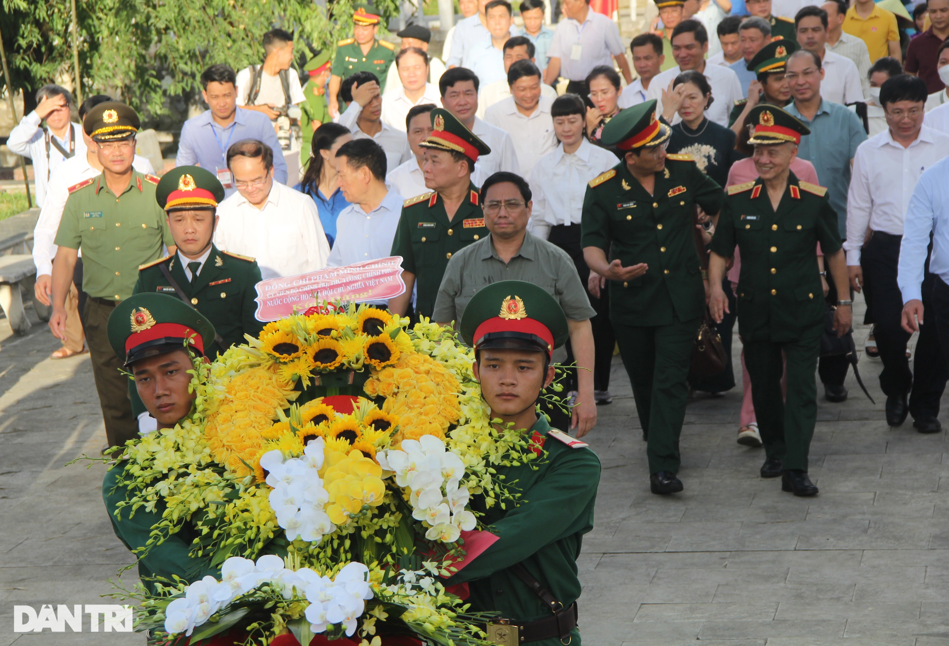 Thủ tướng viếng Nghĩa trang liệt sĩ quốc tế Việt - Lào - 4 Thủ tướng viếng Nghĩa trang liệt sĩ quốc tế Việt - Lào - 4