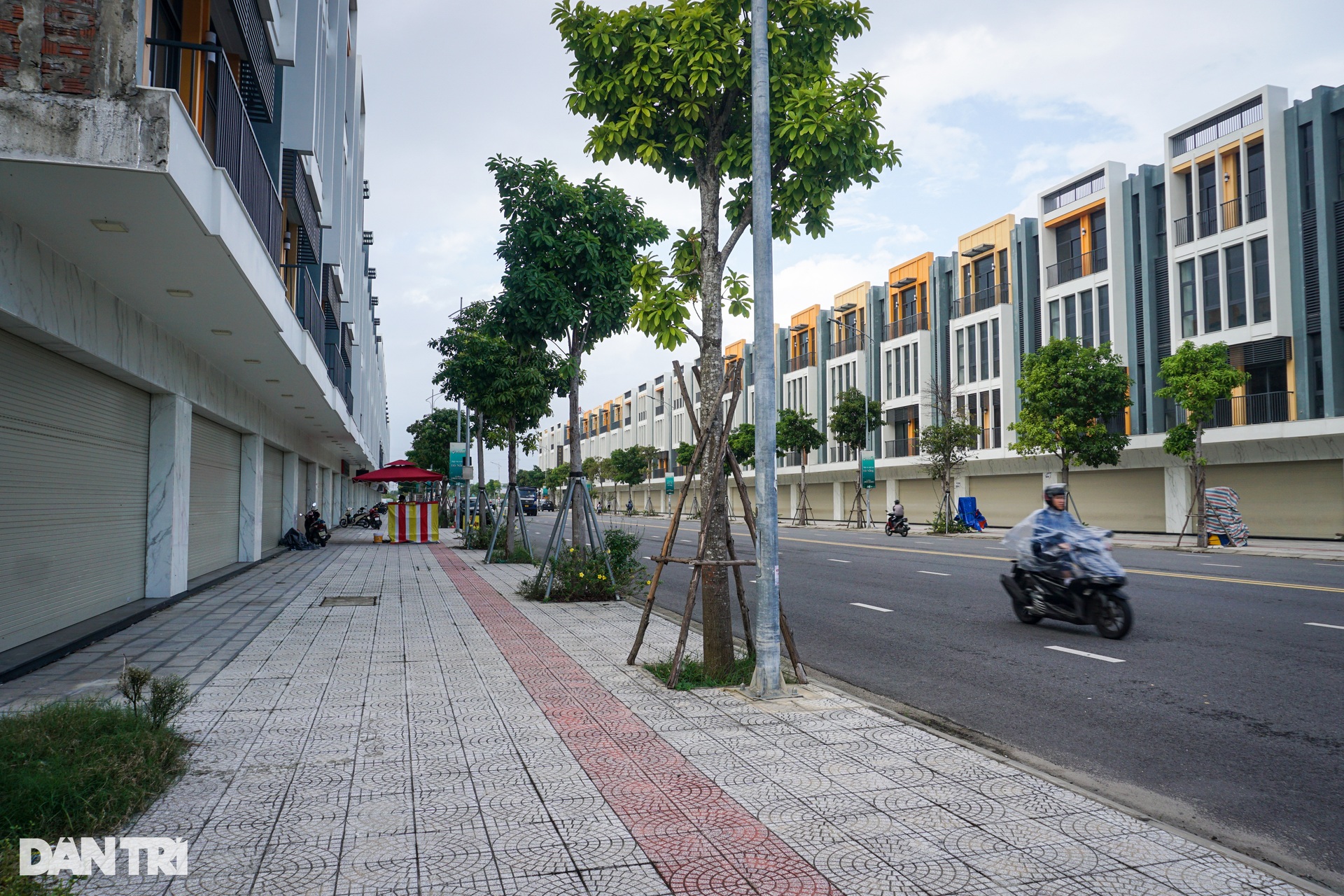 Loạt nhà phố thương mại ở vị trí đắc địa tại Đà Nẵng bị bỏ hoang - 9 Loạt nhà phố thương mại ở vị trí đắc địa tại Đà Nẵng bị bỏ hoang - 9