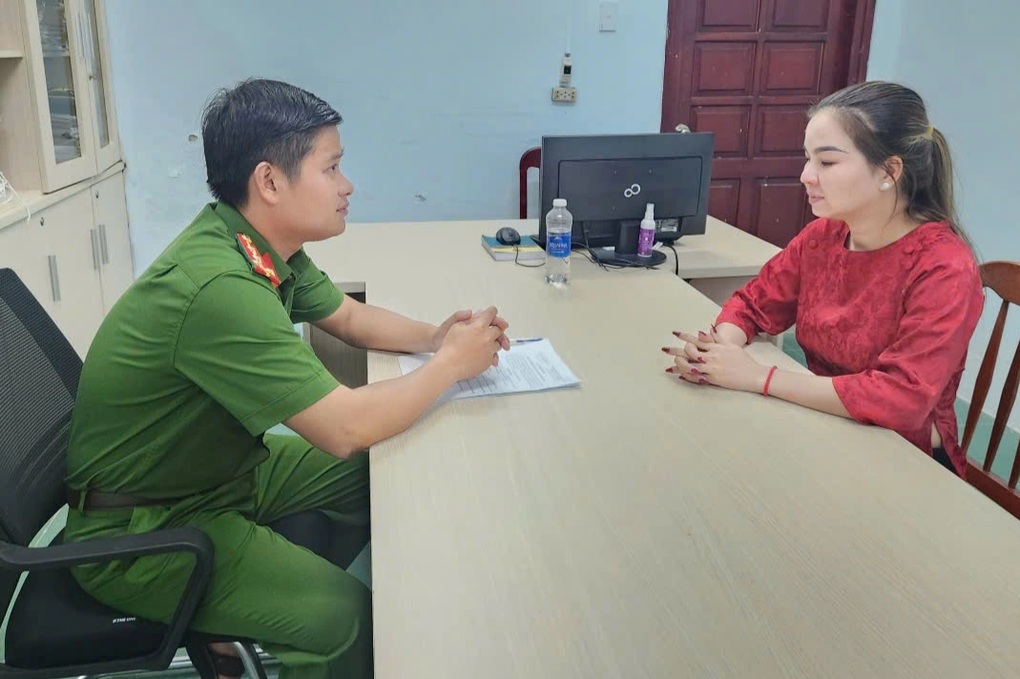 Nữ thầy cúng xinh đẹp với chiêu lừa làm lễ để trúng số độc đắc - 1 Nữ thầy cúng xinh đẹp với chiêu lừa làm lễ để trúng số độc đắc - 1