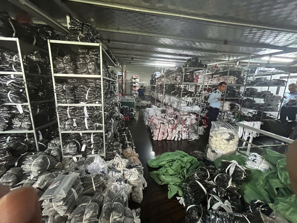 Hà Nội: Phát hiện 16.000 sản phẩm giả mạo nhãn hiệu YONEX - 1 Hà Nội: Phát hiện 16.000 sản phẩm giả mạo nhãn hiệu YONEX - 1