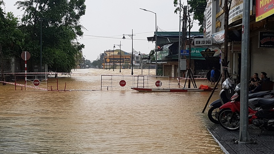 Nước lũ bắt đầu bủa vây những điểm cao nhất TP Huế - 9 Nước lũ bắt đầu bủa vây những điểm cao nhất TP Huế - 9