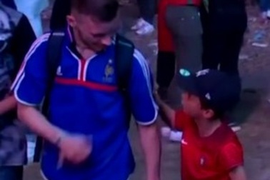 Clip “khoảnh khắc đẹp giữa các cổ động viên bóng đá” ấn tượng nhất tuần qua