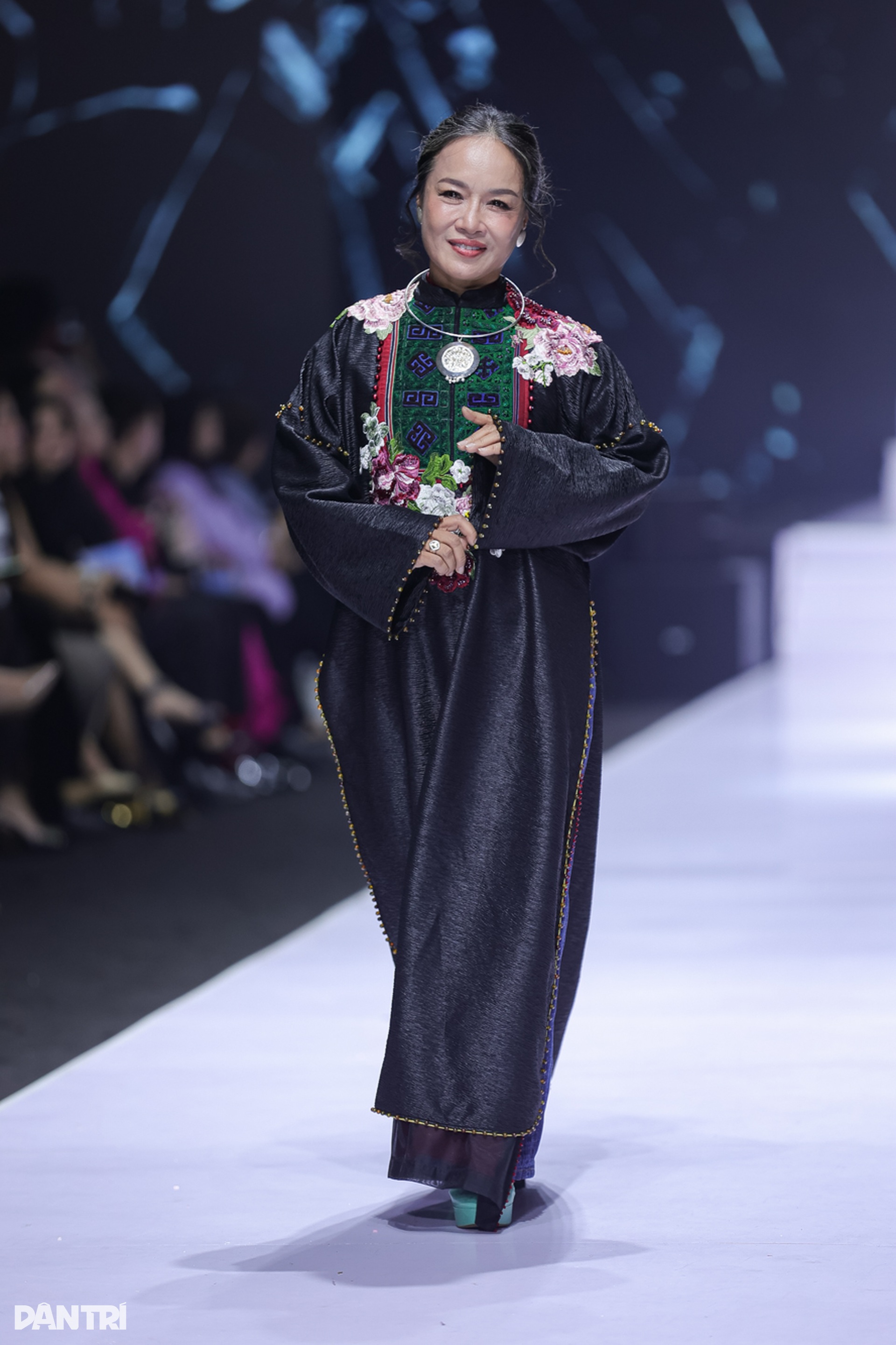 NSƯT Kim Xuyến 80 tuổi trình diễn thời trang, tự trang điểm và làm tóc - 5