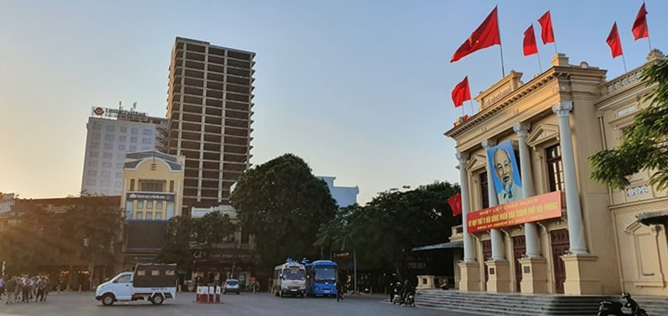 Cử tri Hải Phòng chất vấn về tòa nhà 25 tầng bỏ hoang giữa trung tâm thành phố - 2 Cử tri Hải Phòng chất vấn về tòa nhà 25 tầng bỏ hoang giữa trung tâm thành phố - 2