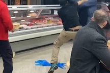 Gây sốt mạng xã hội vì thản nhiên ngồi dùng bữa ngay cạnh đám đánh nhau