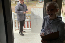 Giáo viên Mỹ đến tận nhà, ngồi ngoài đường giảng bài cho học sinh