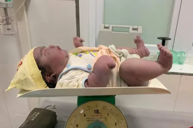 Sản phụ sinh thường bé gái nặng 5,5kg trong niềm vui bất ngờ