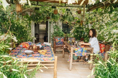 "Vườn treo" rộng 200m2 ngập sắc hoa loa kèn giữa lòng Hà Nội