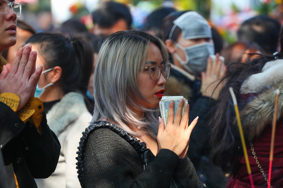 Hàng nghìn người đổ về Phủ Tây Hồ đi lễ - 5 Hàng nghìn người đổ về Phủ Tây Hồ đi lễ - 5