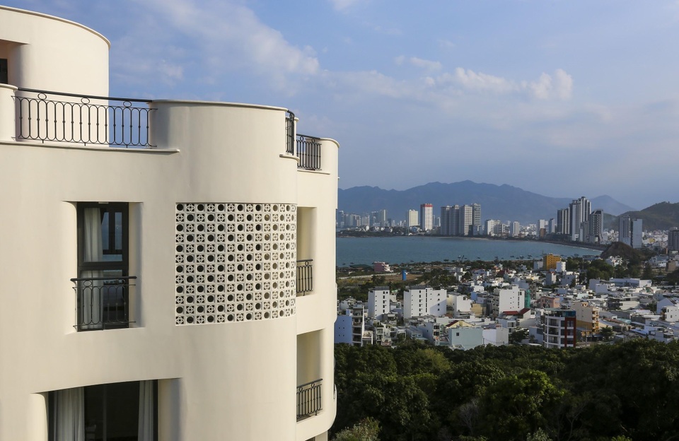 Gia đình ở Nha Trang xây biệt thự “lưng tựa núi, mặt hướng biển” tuyệt đẹp - 4