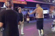 Xử lý nhóm người đánh hội đồng khách nước ngoài ở phố Bùi Viện