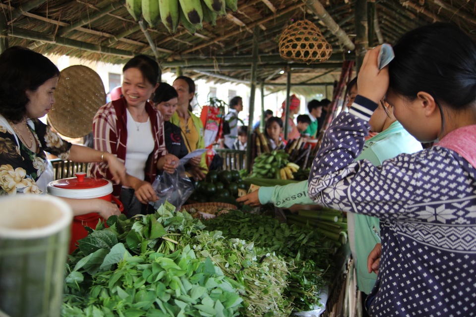 Phụ huynh mở chợ phiên, gây quỹ học bổng tặng học sinh nghèo - 6