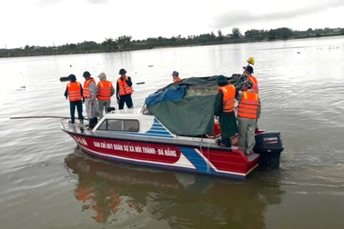 Vợ chồng đang khai thác cá trên sông bị sét đánh trúng
