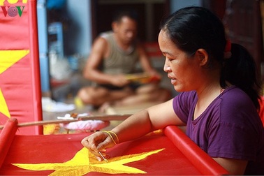 Làng may cờ lớn nhất Thủ đô dốc toàn lực cho bóng đá và dịp Quốc khánh