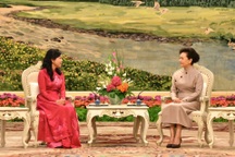 Phu nhân Bành Lệ Viên mời Phu nhân Ngô Phương Ly thưởng thức tiệc trà