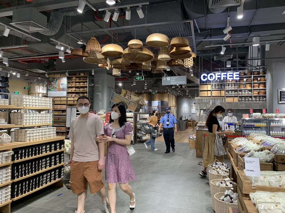 Hà Nội: Một số TTTM Vincom bắt đầu hoạt động trở lại - 4 Hà Nội: Một số TTTM Vincom bắt đầu hoạt động trở lại - 4