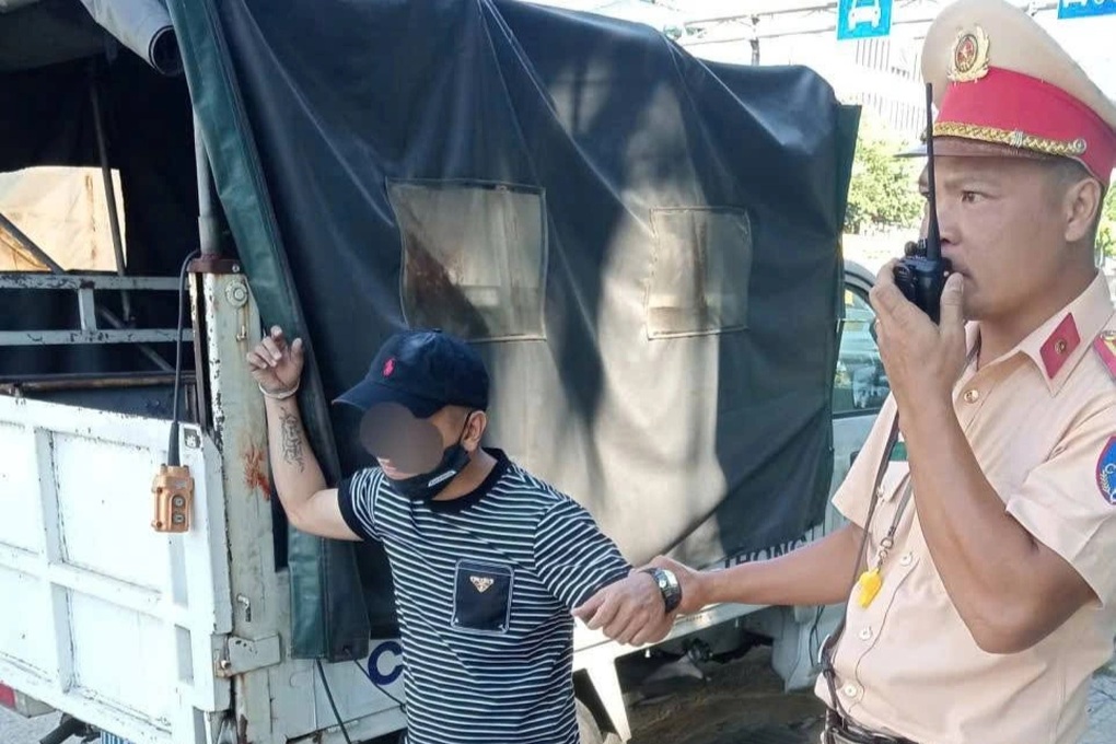 Tài xế taxi lái thẳng xe vào tổ cảnh sát giao thông cầu cứu - 1 Tài xế taxi lái thẳng xe vào tổ cảnh sát giao thông cầu cứu - 1