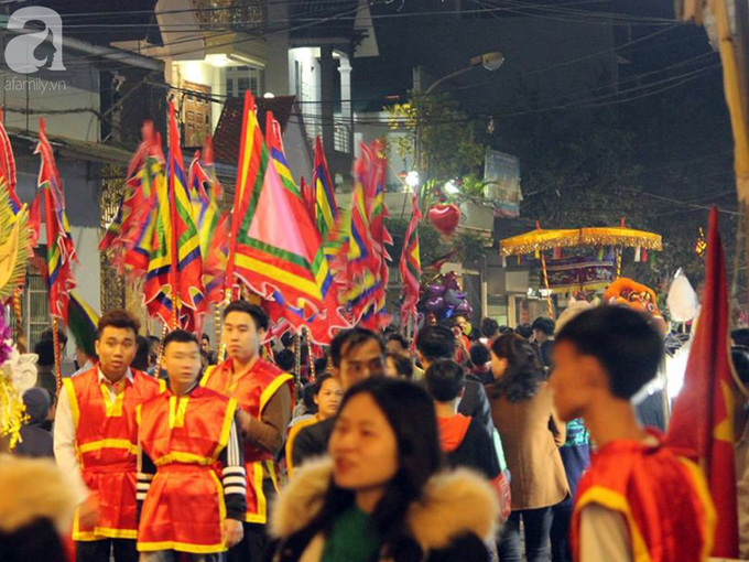 Hà Nội: Ông lợn được hàng nghìn người dân La Phù đón rước trong đêm - Ảnh 6. Hà Nội: Ông lợn được hàng nghìn người dân La Phù đón rước trong đêm - Ảnh 6.