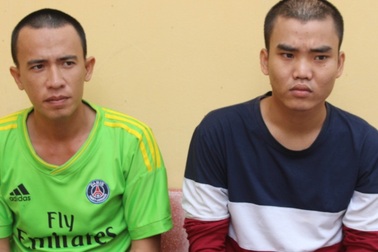 Bắt 2 thanh niên nghi đòi tung 2.000 ảnh "ngoại tình" chị hàng xóm